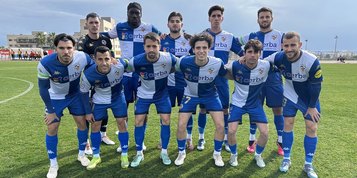 Foto de portada: Foto d'equip, abans de l'inici del partit. @CESabadell, via X