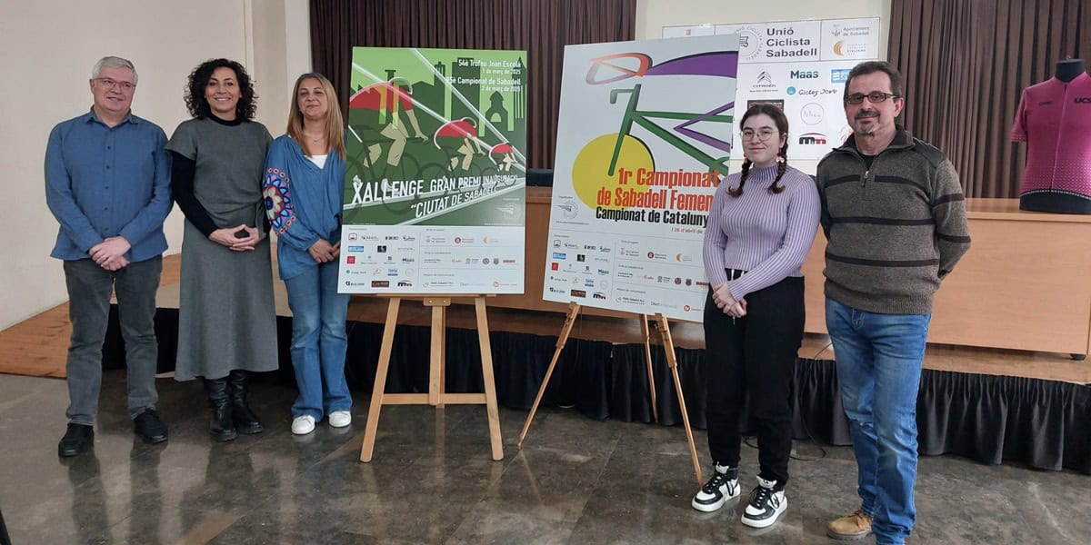 Foto de portada: Joaquim Vilaplana, Antoni Soler i la 2a tinent d'alcaldessa Montse González, acompanyats de les dues alumnes que han creat els cartells de les curses d'enguany. Autor: Albert P