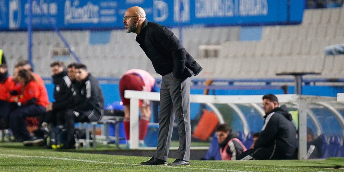 Movilla, observant el partit donant instruccions constantment. Autora: Dihör