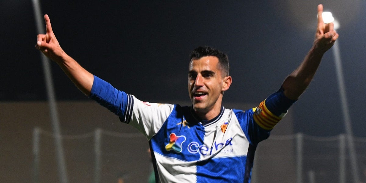 Rubén Martínez, marcant l'1-2, mirant la grada. Autor: Críspulo Díaz