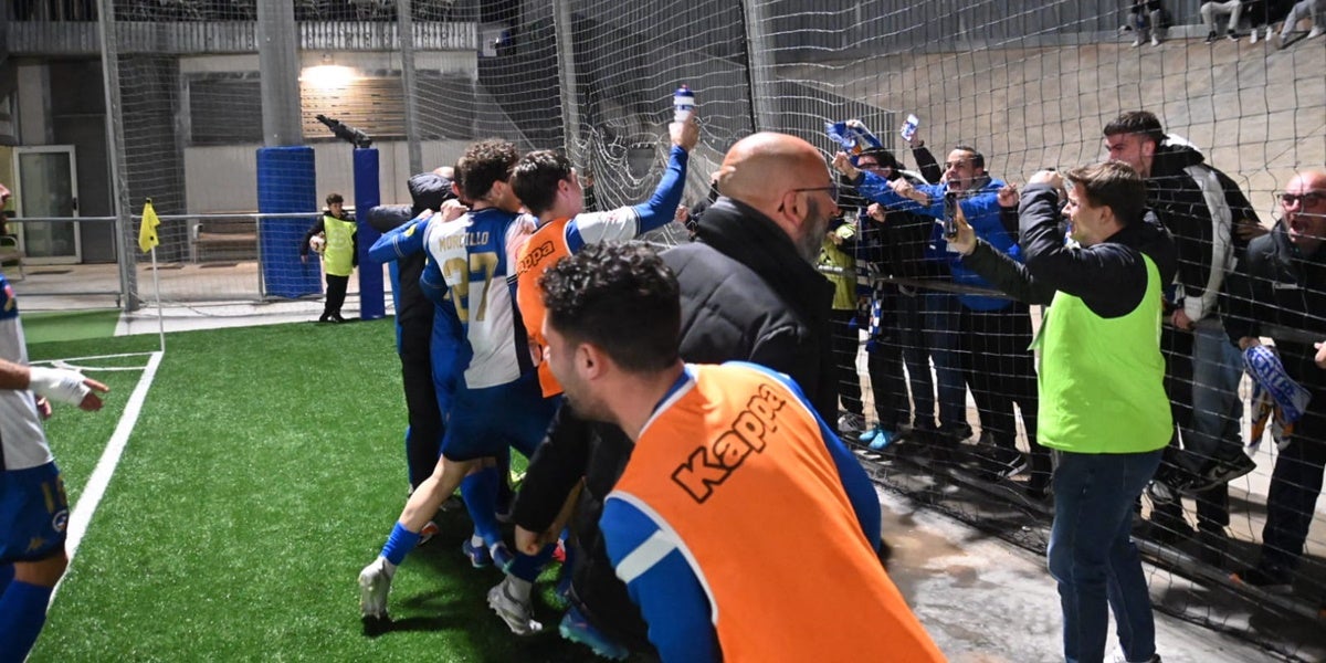 L'equip celebrant el gol amb la grada. Autor: Críspulo Díaz
