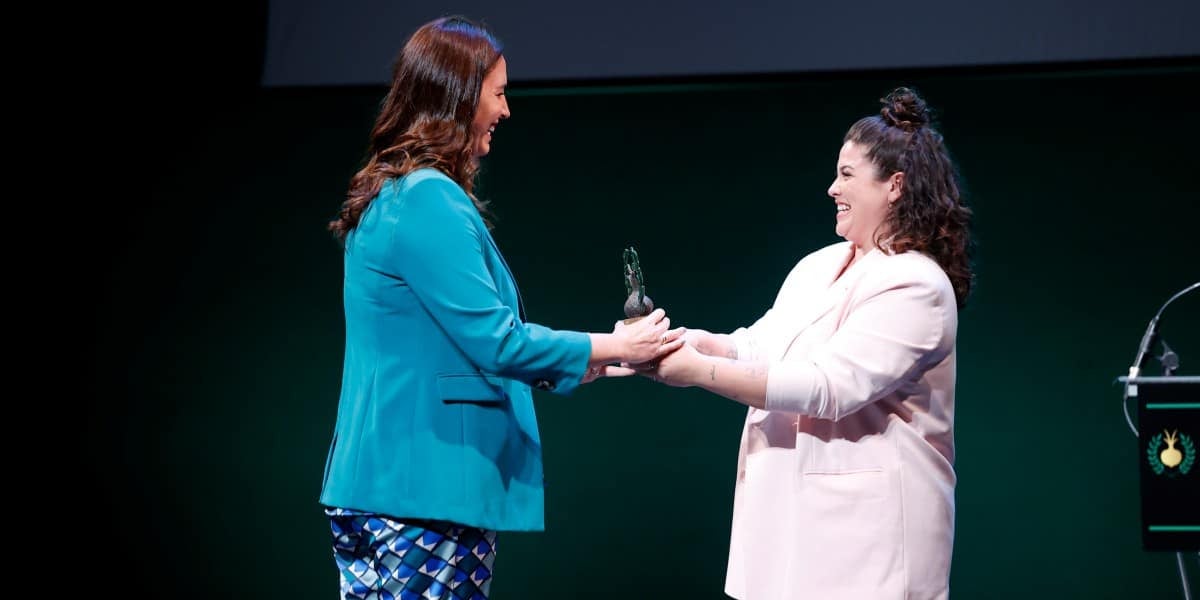 Maica García rebent el guardó a mans de Mara Jiménez, Sabadellenca de l'Any 2023. Autor: D. Jiménez.