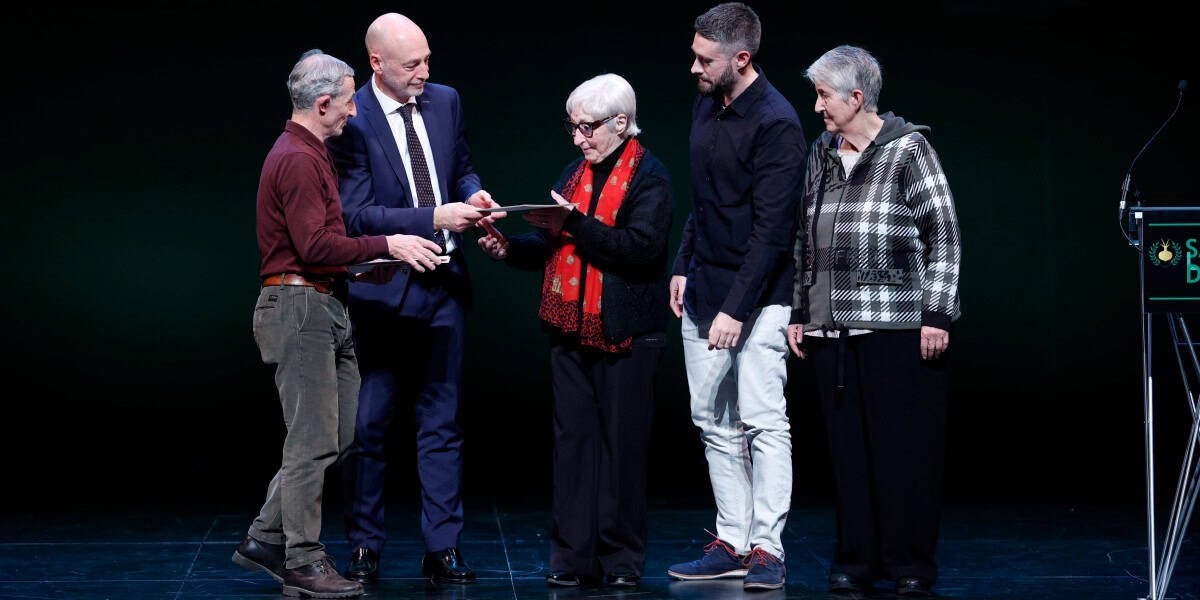 Entrega dels gravats de Ramiro Fernàndez als finalistes. Autor: David Jiménez.