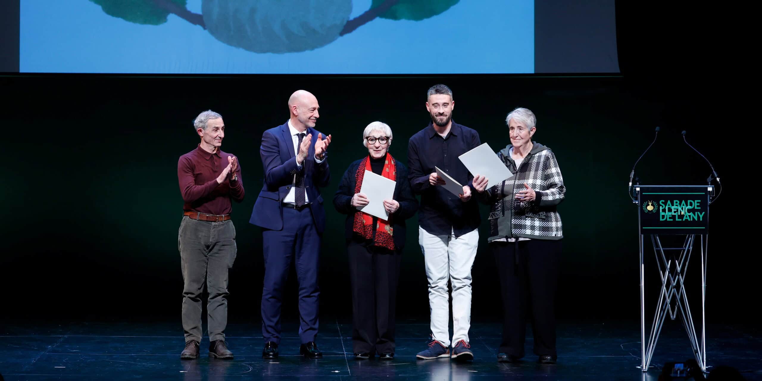 Ramiro Fernández, autor del premi, Xavier Comerma (Banc Sabadell) i els finalistes Mirna Lacambra, Aleix González i Dolors Pallàs. Autor: D.Jiménez.