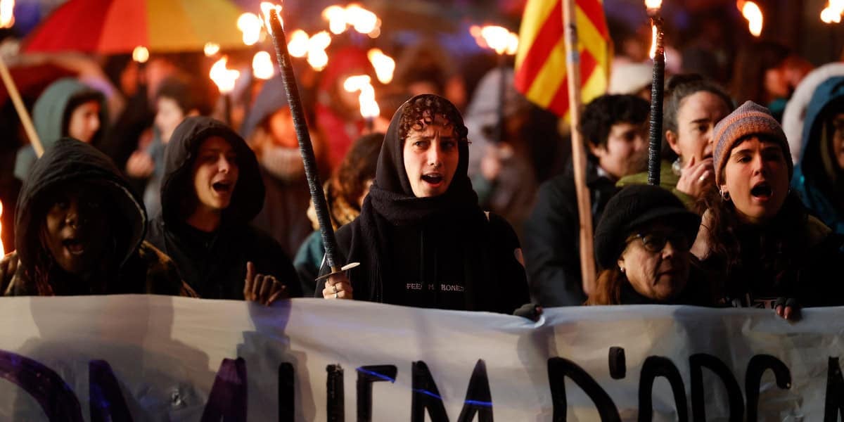 Marxa de torxes vigília 8-M. Autor: David Jiménez.