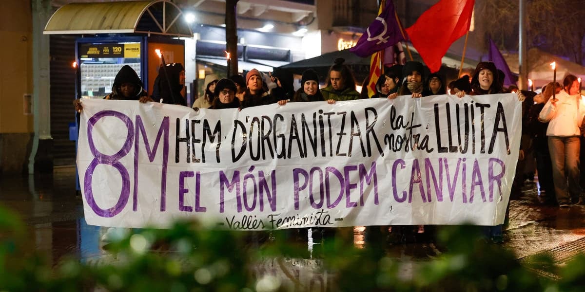 Marxa de torxes vigília 8-M. Autor: David Jiménez.