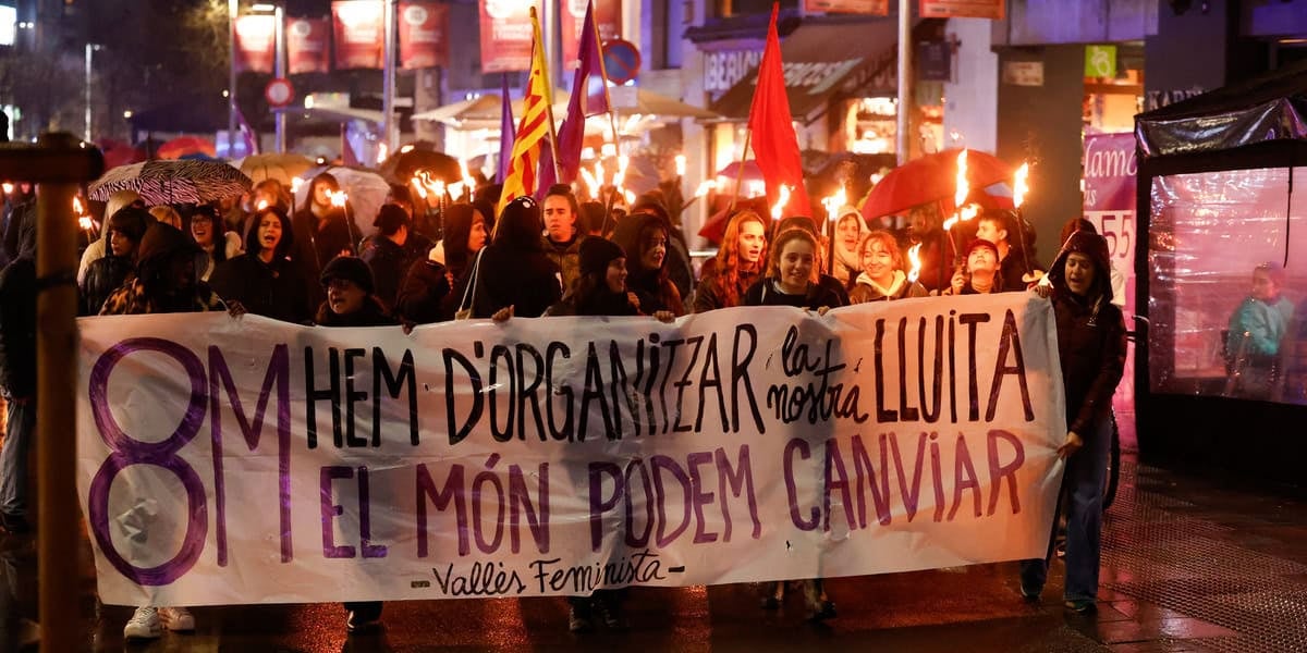 Marxa de torxes vigília 8-M. Autor: David Jiménez.