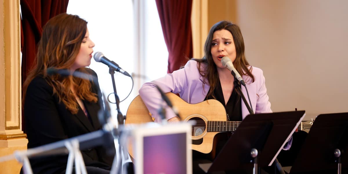 Mariona Ribas i Marina Prades, durant l'acte del 8-M. Autor: D. Jiménez.