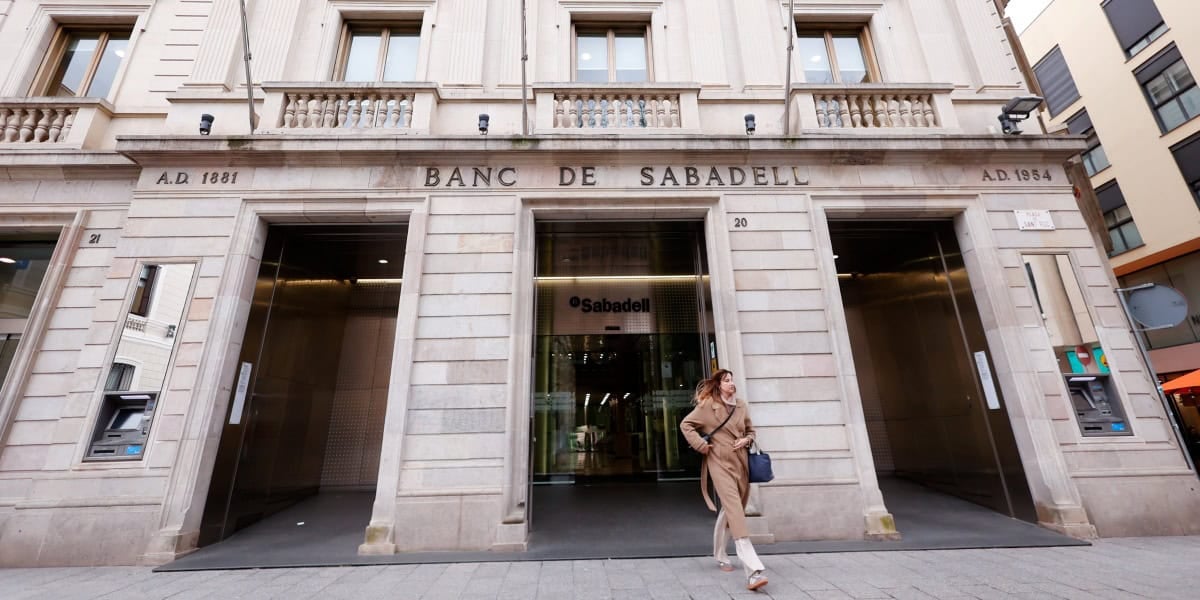 La seu social del Banc Sabadell, ubicada al número 20 de la plaça Sant Roc de Sabadell, fa uns dies. Autor: D.Jiménez.