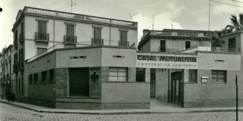 Casal Mutualista Cooperativa Sanitària de Sabadell a primer terme a l’esquerra la Farmàcia l’any 1936. Autor Joan Gusi. Arxiu particular Mercè Grau
