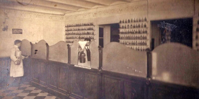 Interior de l’oficina de la farmàcia cooperativa del Casal Mutualista, 1937. Arxiu particular. E. Masjuan