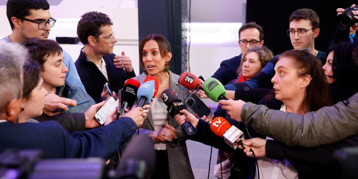 Marta Farrés, atenent els periodistes abans de la Junta d'Accionistes del Banc Sabadell. Autor: D.Jiménez.