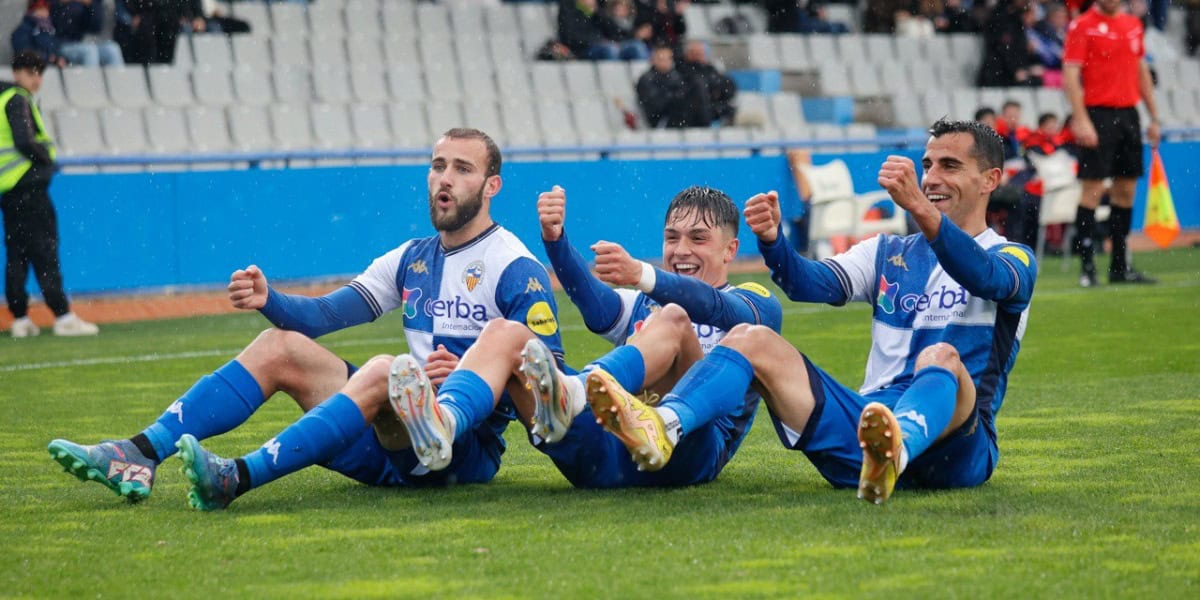 Peque Polo, Miguelete i Rubén, celebrant un gol. Autora: Dihor.
