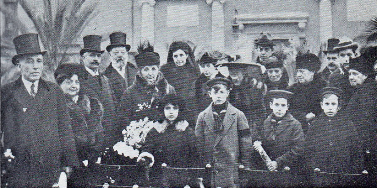 Familiars assistents a la inauguració al monument a Sallarès i Pla. Joan Oliver (Pere Quart) el xicot a barret tou a la dreta.