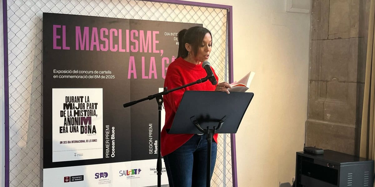 Marta Farrés, llegint un fragment a l'acte del 8M. Foto: Jordi M.