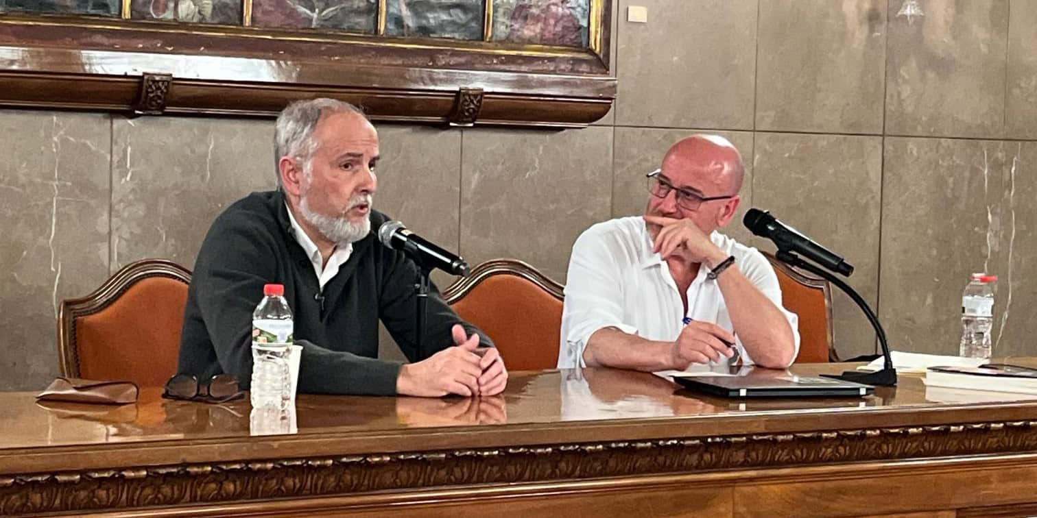 David Serrano, autor de 'Jedwabne. Una història universal', amb el periodista Plàcid Garcia-Planas. Autor: Jordi M.