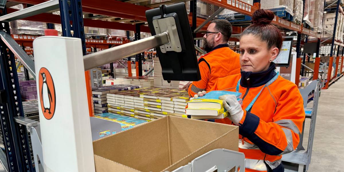 Treballadora del nou centre logístic de Penguin Random House a Cerdanyola. Autor: ACN