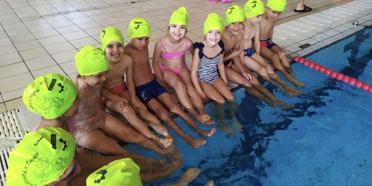 Foto portada: participants al programa Els primers a l'aigua de l'escola de primària La Romànica. Font: Escola la Romànica.