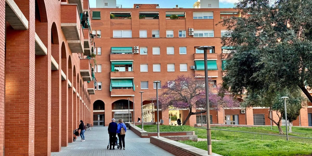 Foto portada: habitatges de la plaça de l'Assemblea de Catalunya. Autor: J.d.A. 