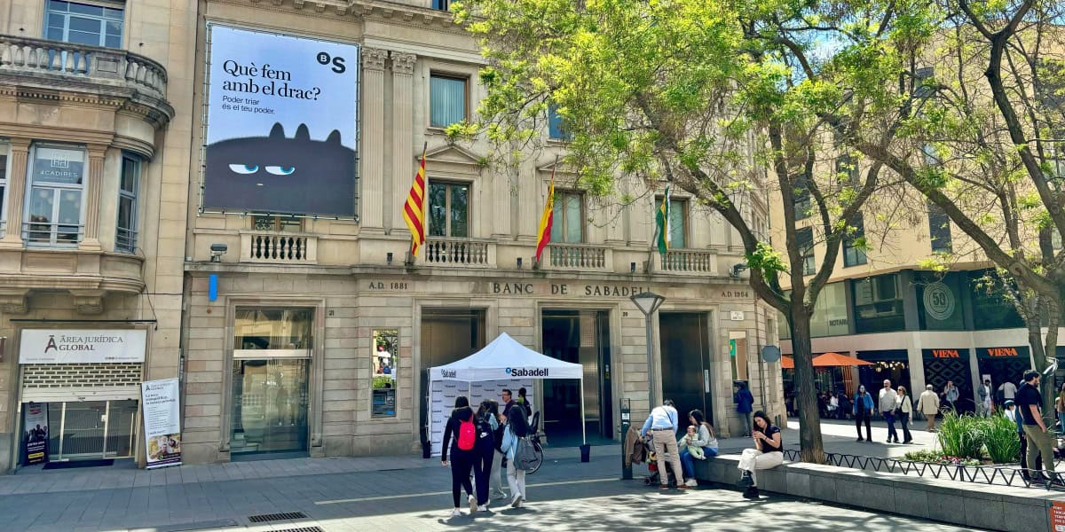 La pancarta 'Què fem amb el drac?' a l'oficina de Sant Roc, aquest dimecres. Autor: J.d.A. 