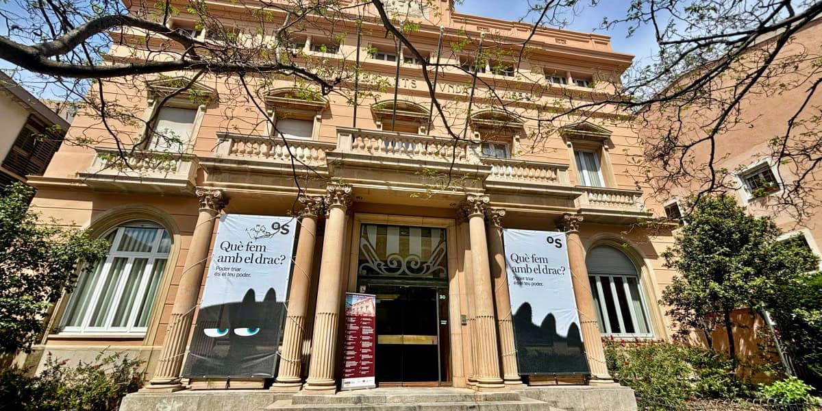 Foto portada: seu del Gremi de Fabricants, amb la campanya publicitària del Banc Sabadell en clau OPA. Autor: J.d.A. 