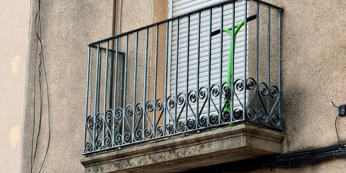 Balcó d'un dels habitatges afectats per risc d'esfondrament. Autor: ACN