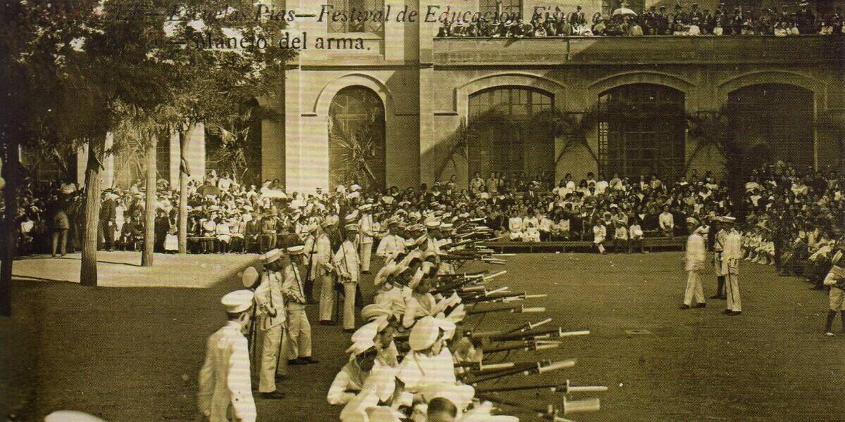 L'edat d'or de les targetes postals. Postal de Josep Obradors dels exercicis militars a l'Escola Pia.