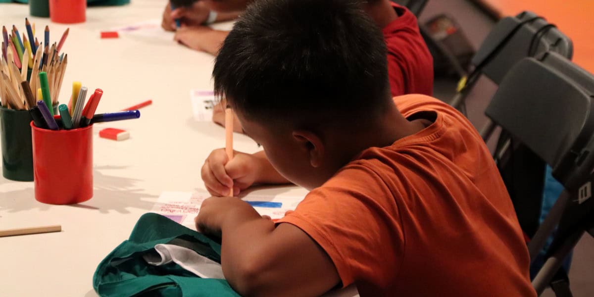 Nen dibuixant en un casal d'estiu. Autor: ACN.