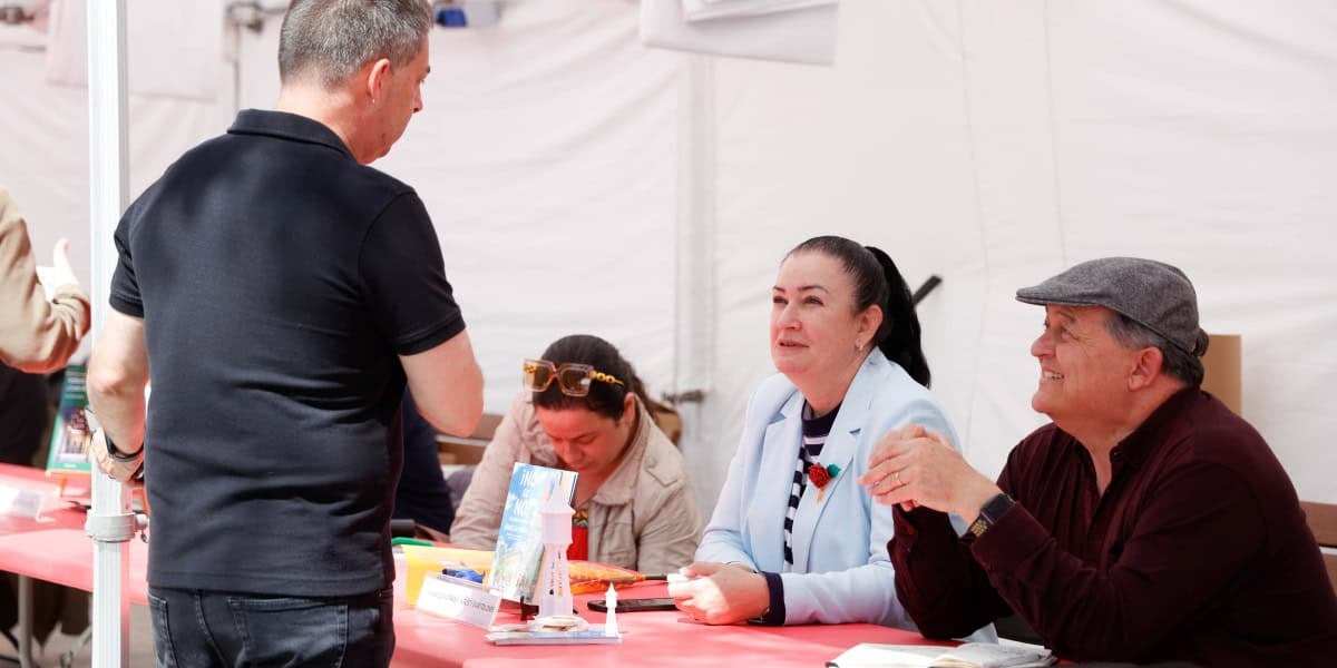 El regidor de Cultura, Carles de la Rosa, amb Ángeles Mañas i Agustí Bartolomé, a la taula d'escriptors. Autor: D.Jiménez.