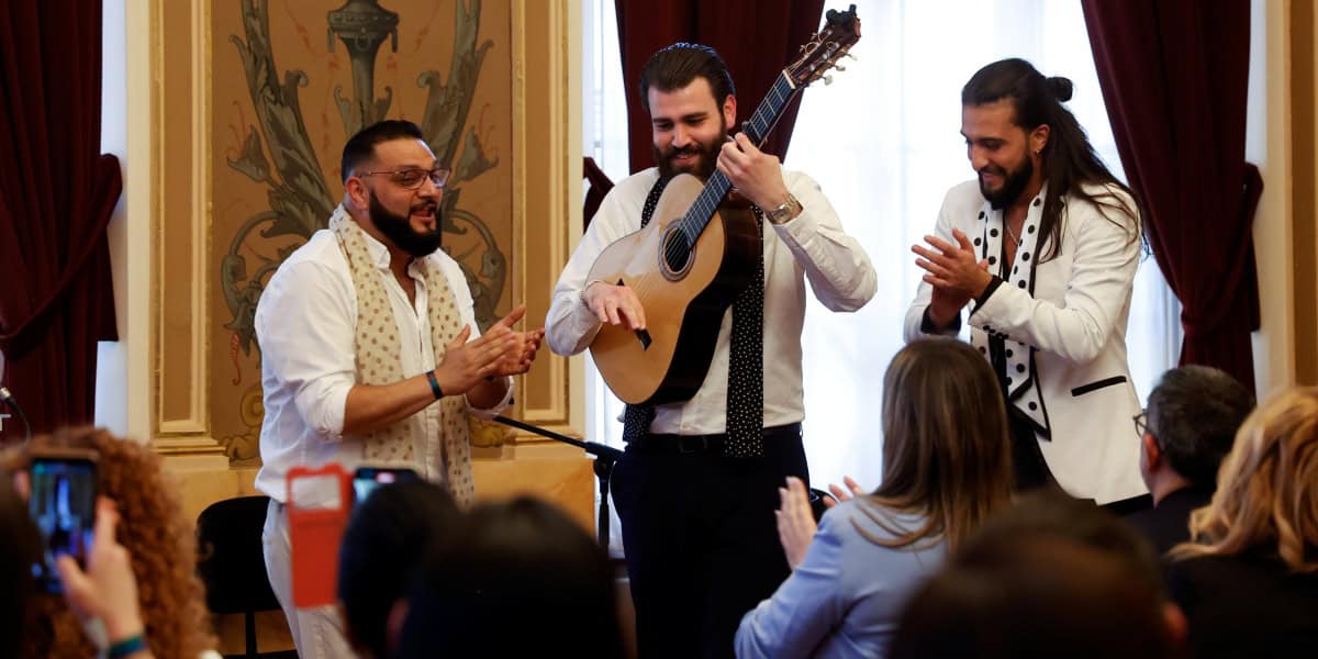 Orgull gitano al Principal en el 8-A, Dia del Poble Gitano.