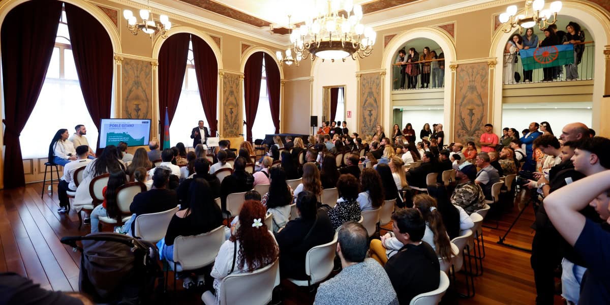 Orgull gitano al Principal en el 8-A, Dia del Poble Gitano.