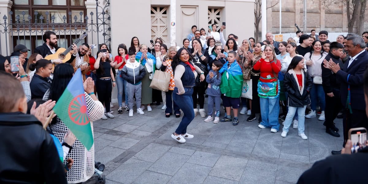Orgull gitano al Principal en el 8-A, Dia del Poble Gitano.