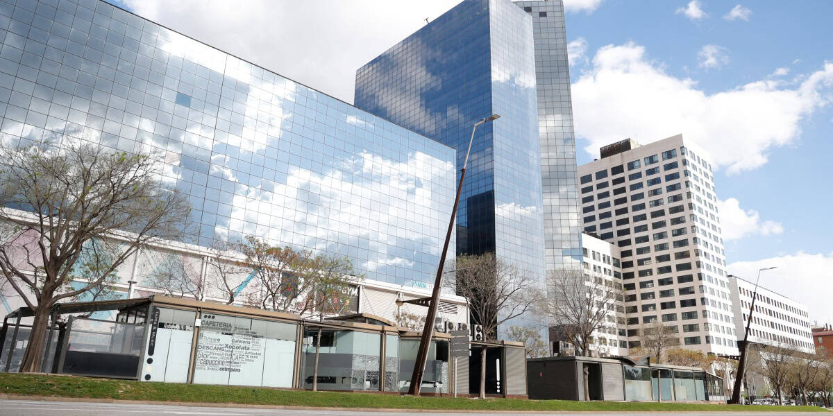 Els mòduls de restauració abandonats de l'Eix Macià. Autor: D.Jiménez.