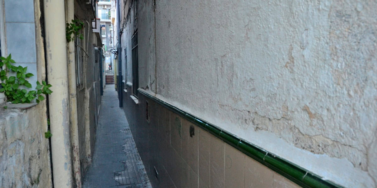 Un dels carrers del Pla (El Llano'), on hi ha estades, possiblement un dels més estrets de Sabadell. Autor: J.d.A.