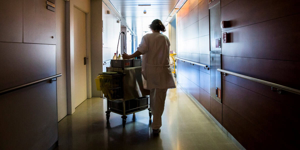 Foto portada: una infermera trasllada un carretó de cures a l'Hospital de Dia. Font: Banc d'Imatges Infermeres via Flickr. CC BY-NC-ND 2.0