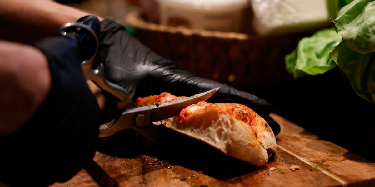 Reinauguració de la pizzeria L'Artigiana, ara al carrer d'en Font cantonada amb Sant Quirze. Autor: D.Jiménez.