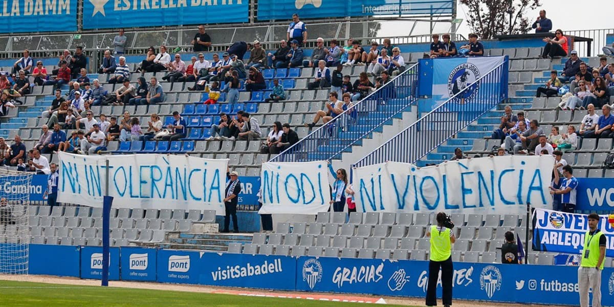 Pancarta, a l'inici del partit. Autora: Dihör