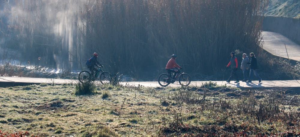 Ciclistes al riu Ripoll, en una imatge d'arxiu. Autor: ACN.