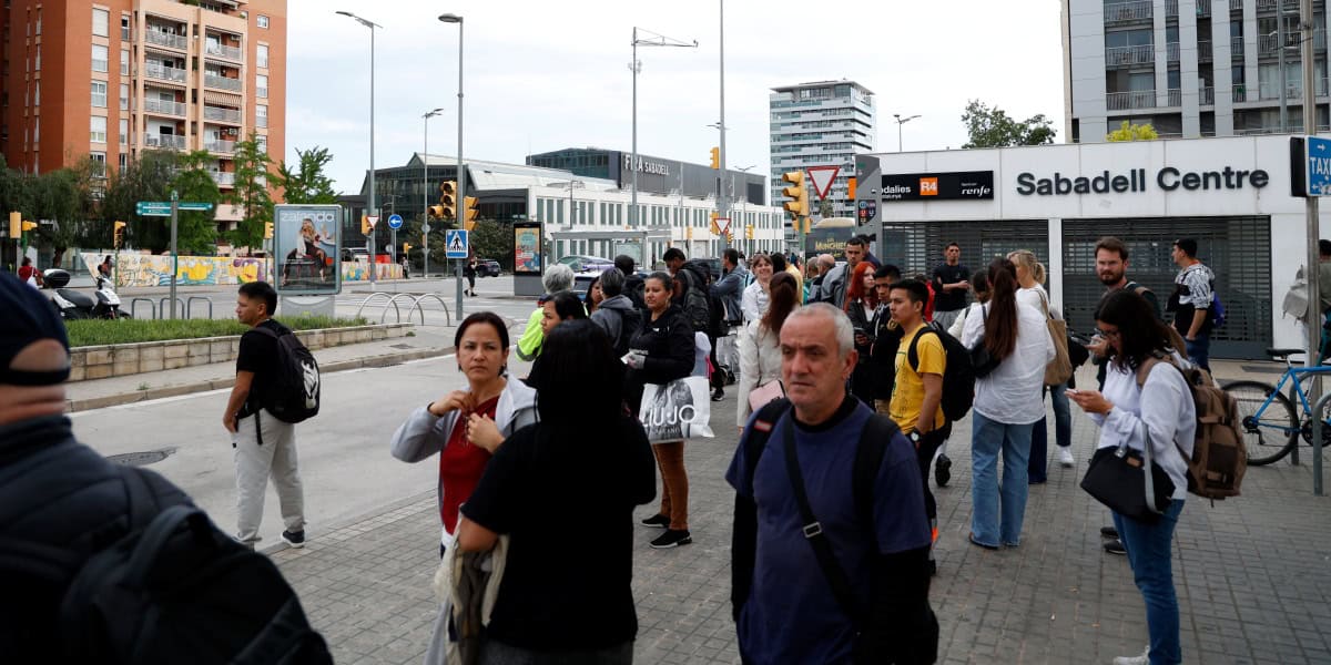 Ciutadans a l'exterior de Sabadell Centre, a la tarda, durant l'apagada general. Autor: D.Jiménez.