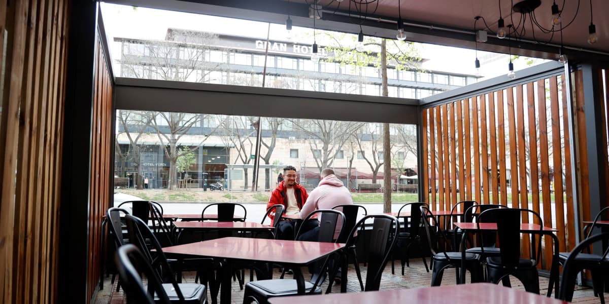 Foto portada: una de les noves terrasses de l'Eix Macià, aquest dimecres a la tarda. Autor: D.Jiménez.