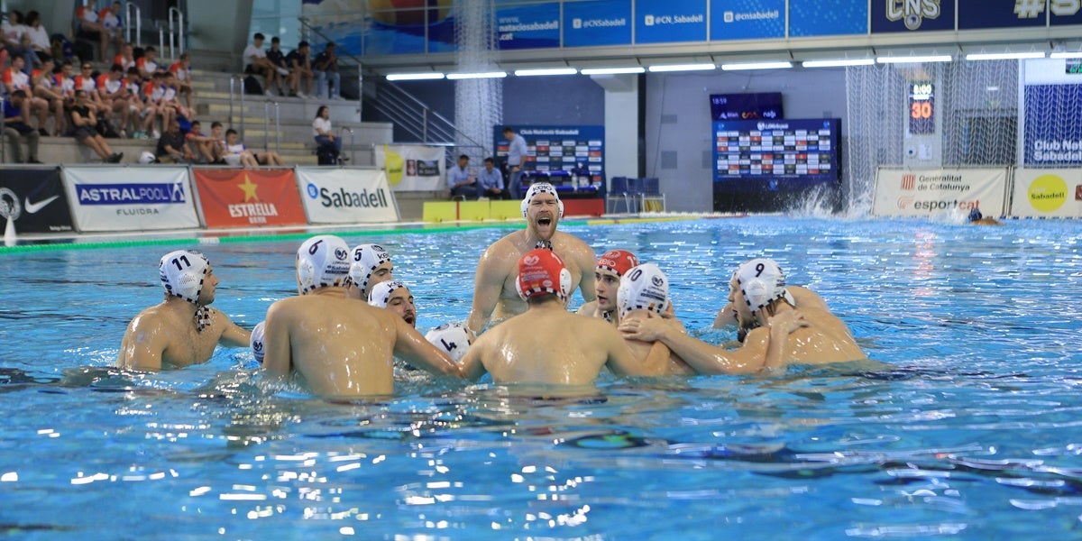 Foto de portada: equip després de guanyar el partit. Autor: Cedida
