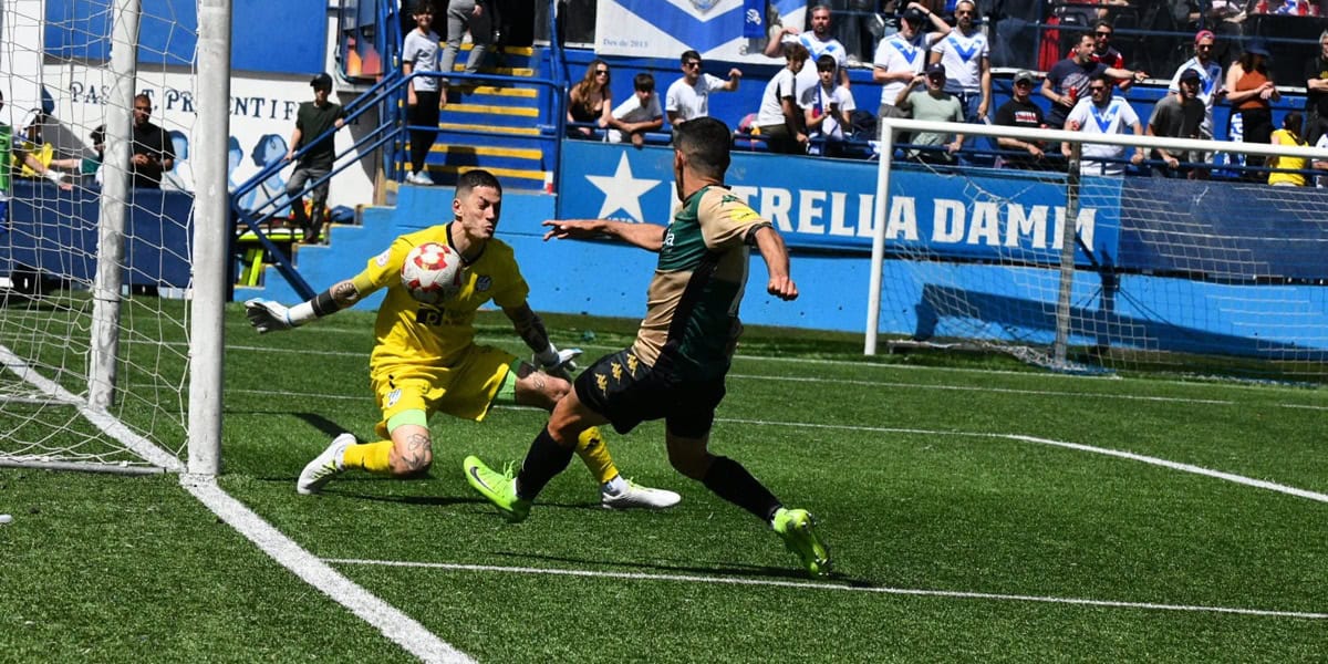 Rubém Martínez, en una de les ocasions més clares a la segona part. Autor: Críspulo Díaz