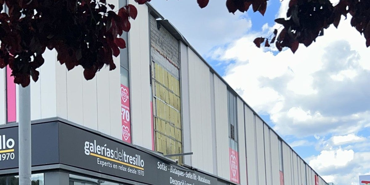 Esfondrament d'una planxa a l'exterior del centre comercial Via Sabadell, aquest dimarts. Autor: L.M / cedida.