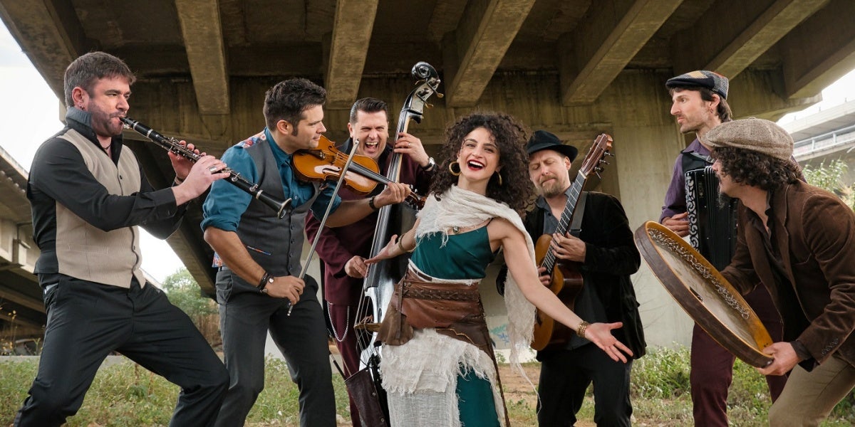 Foto portada: la Barcelona Gipsy balKan Orchestra tancarà el 25è Festival Internacional de Música. Autor: BGBO.