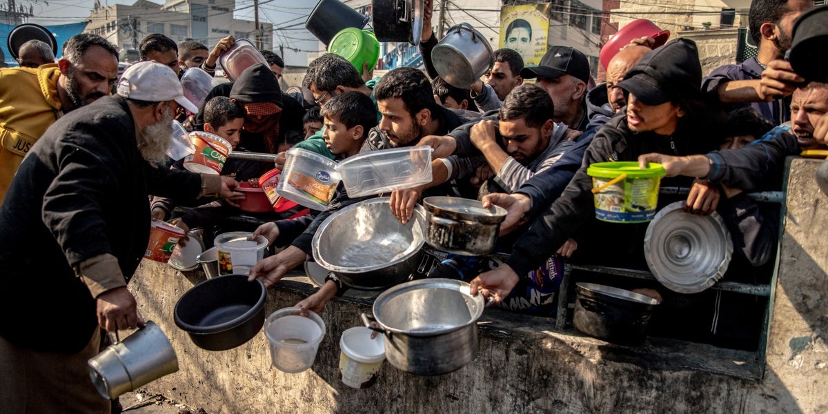 Desplaçats interns a Palestina esperant en cua l'entrega de menjar al camp d'Al-Shaboura camp, al centre de Rafah, al sud de la franja de Gaza.