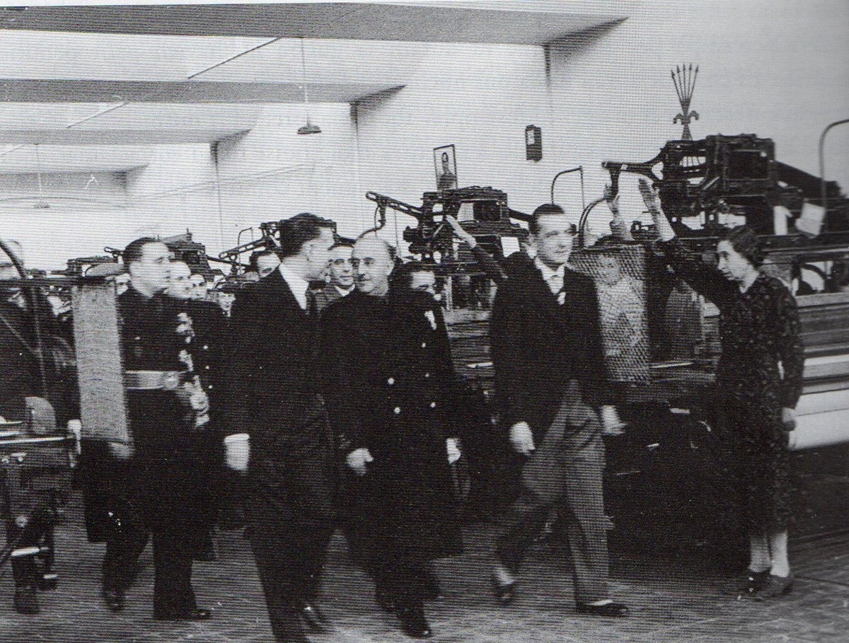Visita de Franco a la fàbrica de Manuel Gorina acompanyat per Marcet (27 gener 1942). Carlos Pérez de Rozas/AHS.