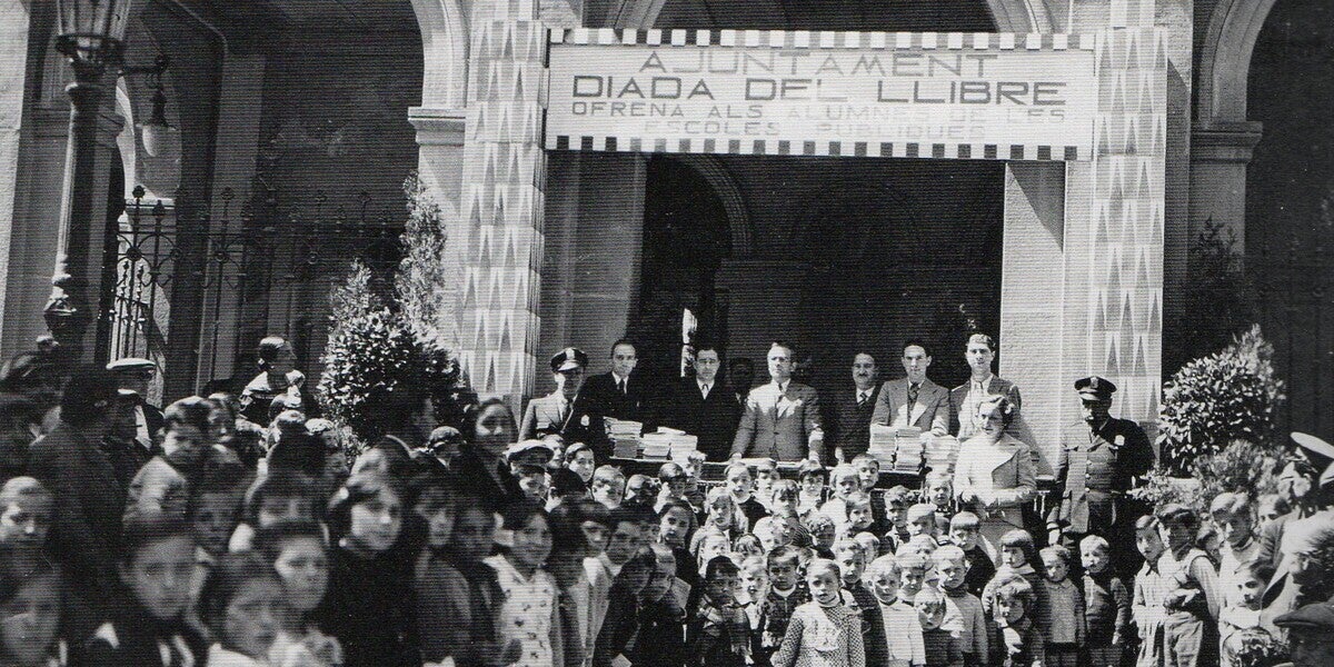 Diada del Llibre de l'any 1936 a la part del darrera de l'Ajuntament