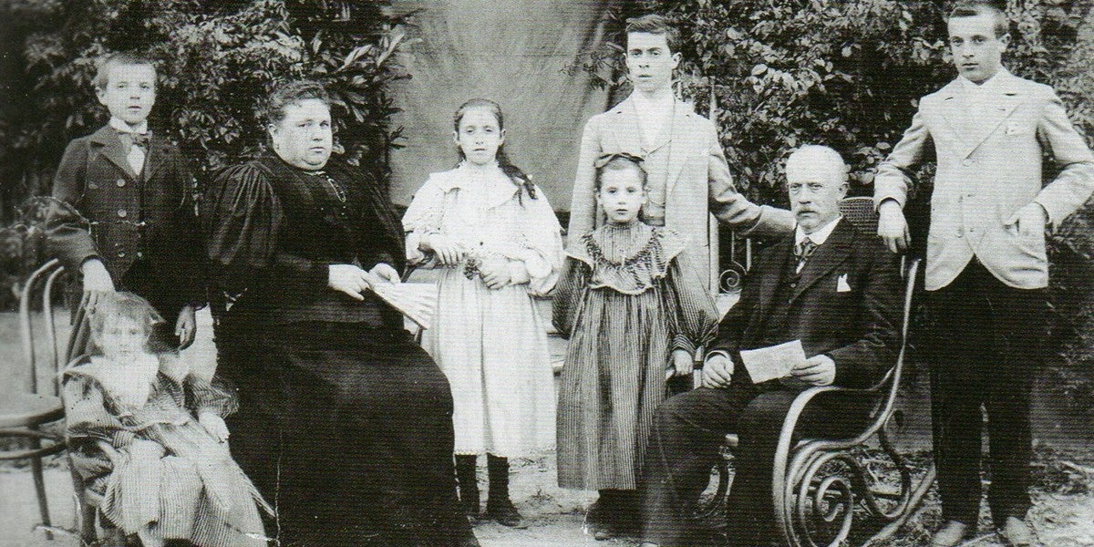 La família Gorina Romeu cap el 1891. Els adults són Antònia Romeu Miarons i Joan Gorina Borrell. Són una de les nissagues sabadellenques lligades al tèxtil.