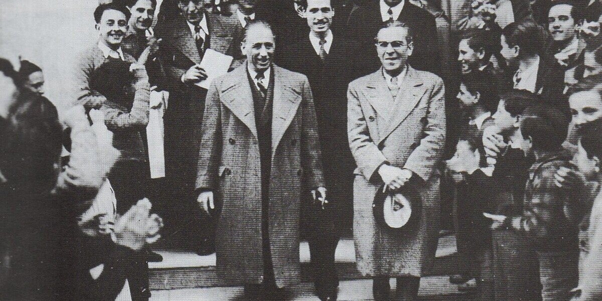 El president Lluís Companys amb el regidor Sarrà Serravinyals sortint de la visita a l'Escola-Institut J.B. Cossío, el 16 de març de 1937.