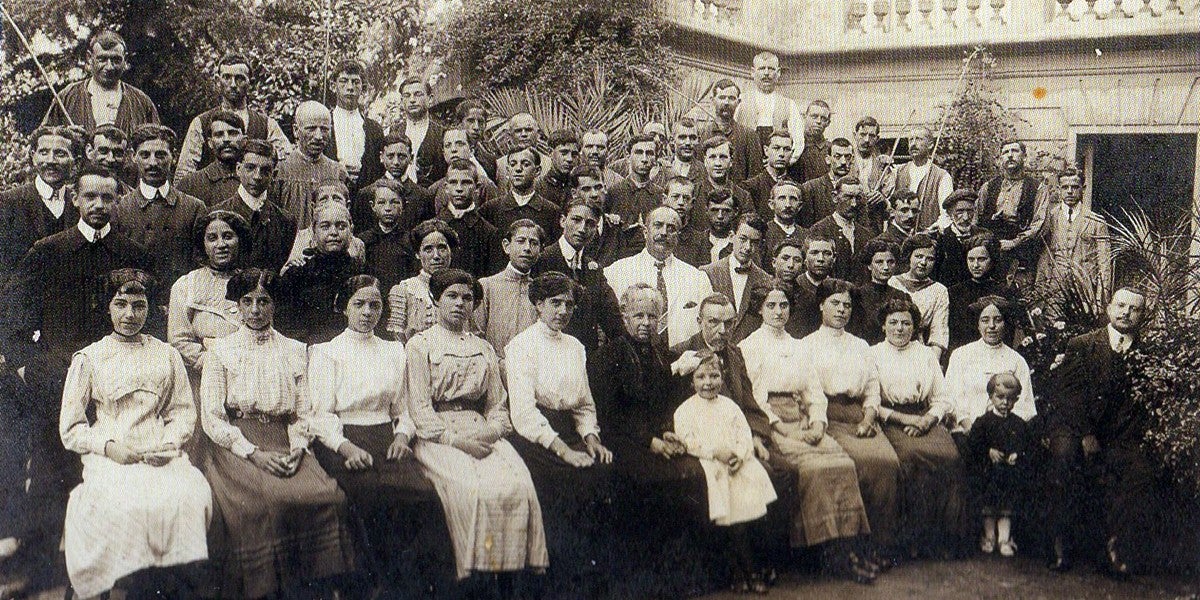 Joan Brujas Pelliser, amb barba a primera fila amb familiars i empleats a finals del segle XIX. Són una de les nissagues sabadellenques lligades al tèxtil.